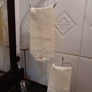 Conjunto lavabo amarelo com renda renascença