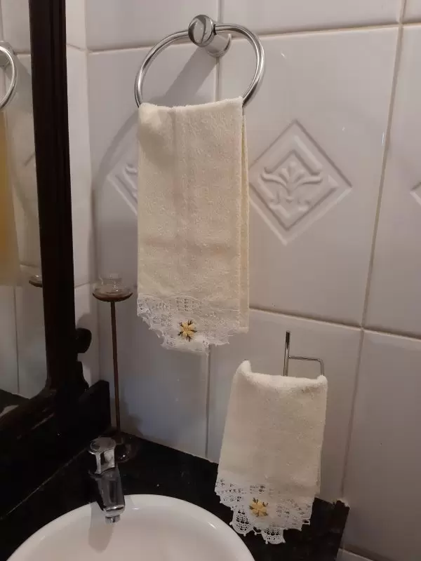 Conjunto lavabo amarelo com renda renascença