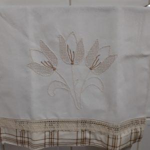 Pano de prato com flores beges e detalhe em bico