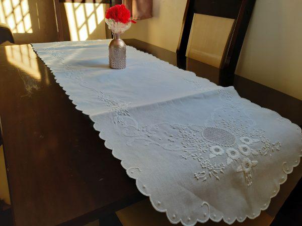 Caminho de mesa branco com bordados brancos (Tam. M)