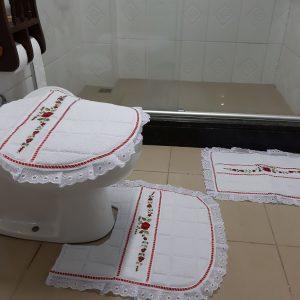 Conjunto de banheiro branco com bordado vermelho