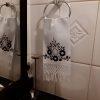 Pano de mão branco com bordados pretos