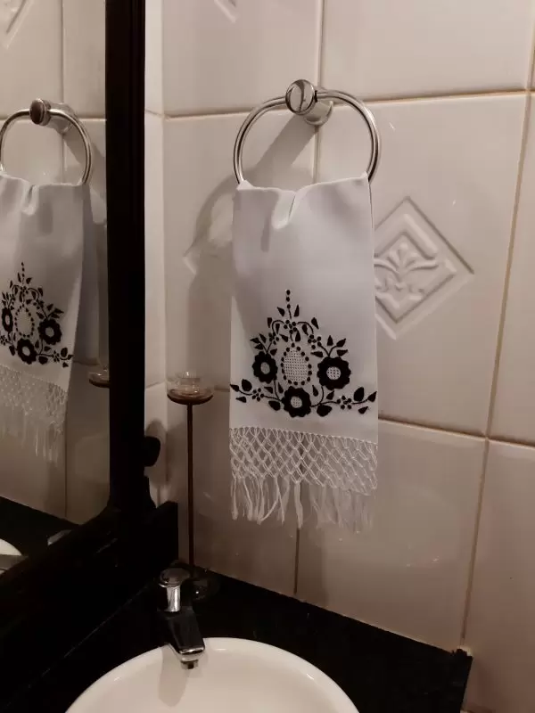 Pano de mão branco com bordados pretos