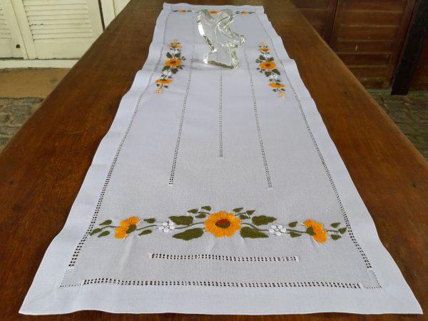 Caminho de mesa branco com bordados amarelos (Tam. M)