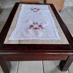 Caminho de mesa branco com bordados vermelhos (Tam. P)