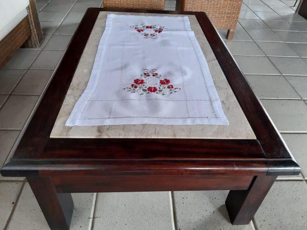 Caminho de mesa branco com bordados vermelhos (Tam. P)