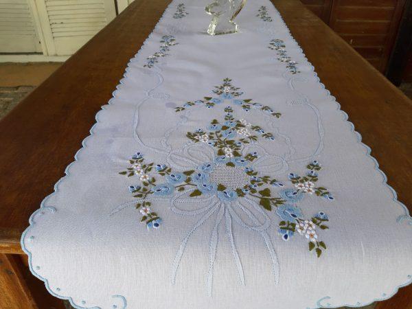 Caminho de mesa branco com bordados azuis (Tam. G)