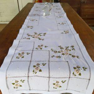 Caminho de mesa branco com bordados marrons (Tam. G)