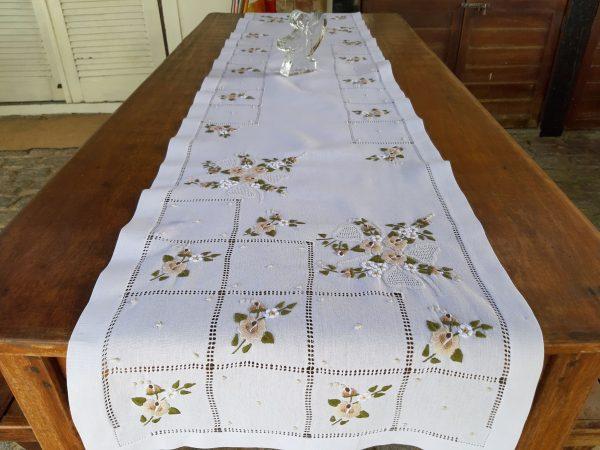 Caminho de mesa branco com bordados marrons (Tam. G)