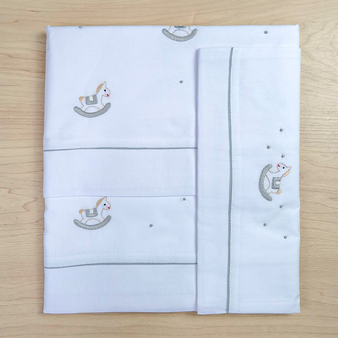 Jogo lençol de berço - Cavalinho cinza