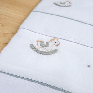 Jogo lençol de berço – Cavalinho cinza