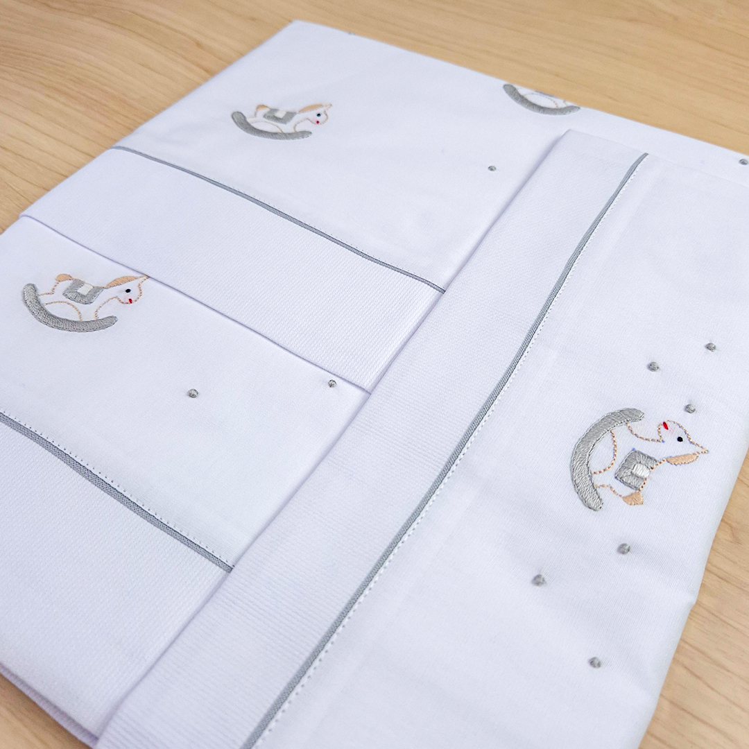 Jogo lençol de berço - Cavalinho cinza - Imagem 3